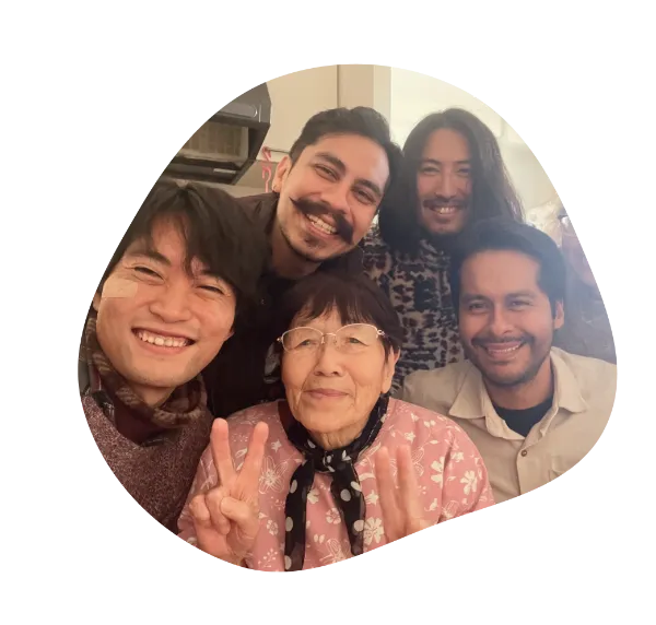 おばあちゃんと参加者が笑顔で交流している