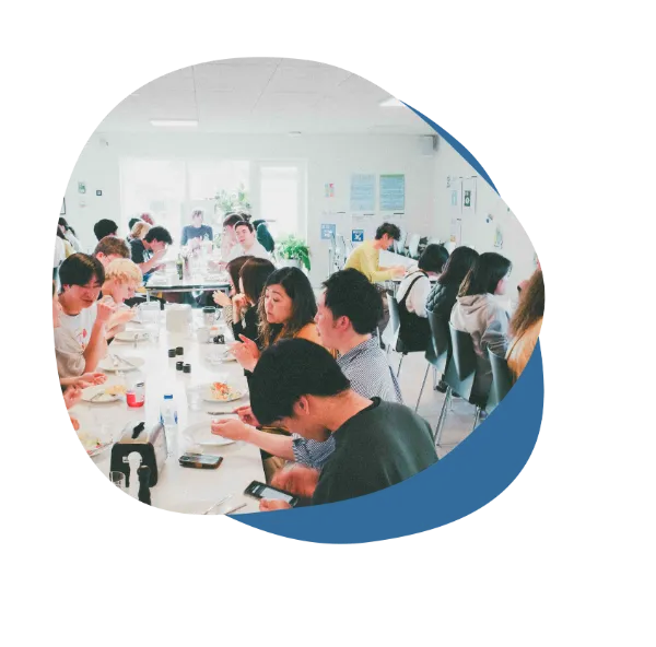 参加者が交流している様子