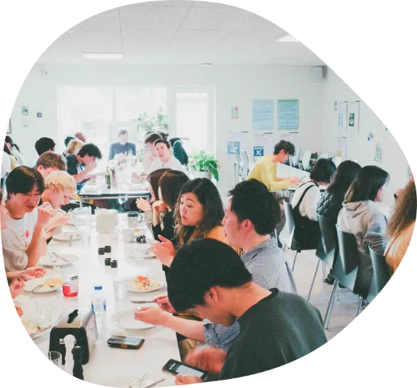 参加者が交流している様子